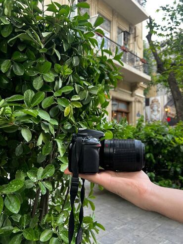 Fotokameralar: Çox istifadə olunmayıb . Təcili satılır . Üzərində 55-200 MM obyektiv