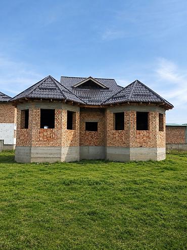 дом пр: Продаётся кирпичный дом с участком. Находится в селе Новопокровка по — 1