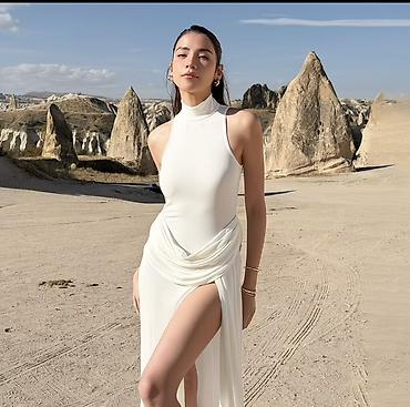 charles keith кошелек: Элегантное белое платье с высоким воротником - Силуэт: облегающий — 3