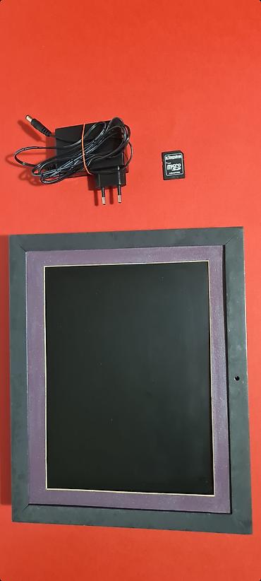 Slike i ramovi: ▪︎ Digitalni foto‑ram sa ekranom u drvenom ramu: Compositor — 8