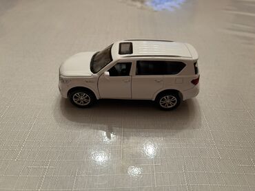Avtomobil modelləri: Ağ rəngli mini avtomobil modeli (SUV tipli) - Material: metal və — 5