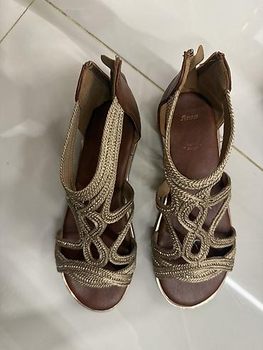 Basanoşka və səndəllər: Bata qadın sandal - Brend: Bata - Model: Sandalet (etiketdə “BATA — 1
