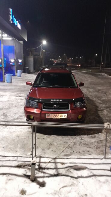 дополнительное освещение на авто: Красный кроссовер Subaru Forester с четырьмя дверями, оснащенный