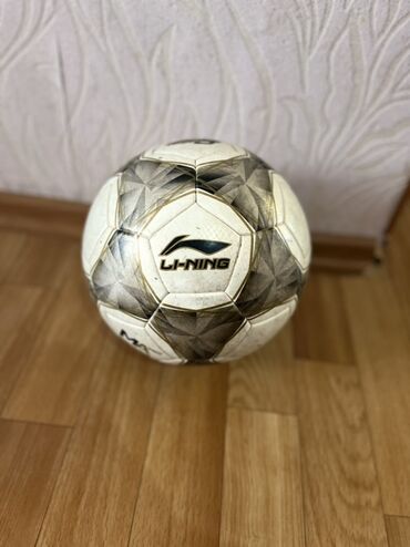 детские велосипеды от 1 до 3 лет: Футбольный мяч LI-NING, размер 5. - Классическая 32-панельная