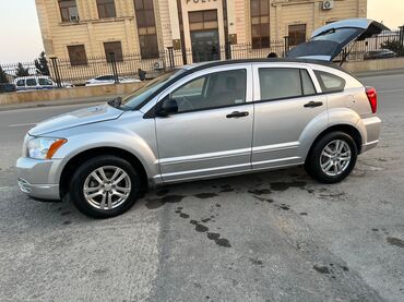 Dodge: Dodge Caliber – gümüş rəngli, 5 qapılı hatchback. Əsas xüsusiyyətlər — 4
