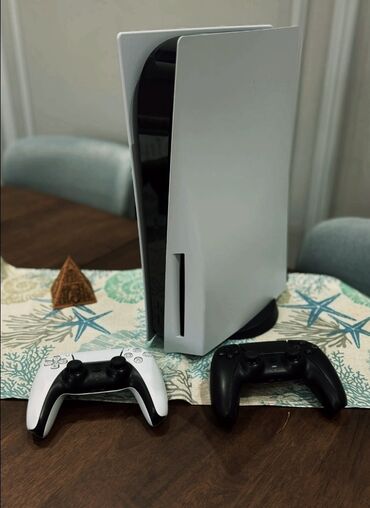 Xbox One: Sony PlayStation 5 konsolu fat version, iki ədəd DualSense pultu ilə