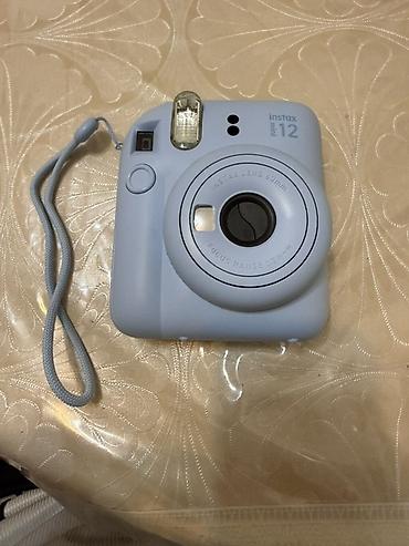 mini kalonka: Fujifilm Instax Mini 12 – mavi rəngdə ani fotoaparat Xüsusiyyətlər: - — 2