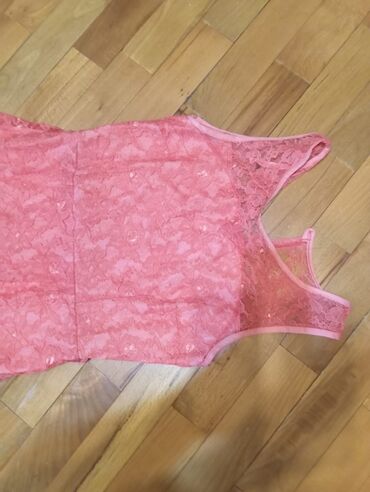 Dəstlər, kostyumlar: Qadın geyimləri dəsti – 3 ədəd 1) Qırmızı qısa don: - Klassik düz — 5