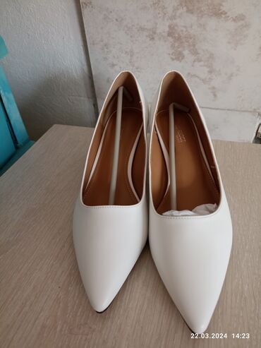 Женская обувь: Туфли 40, цвет - Белый