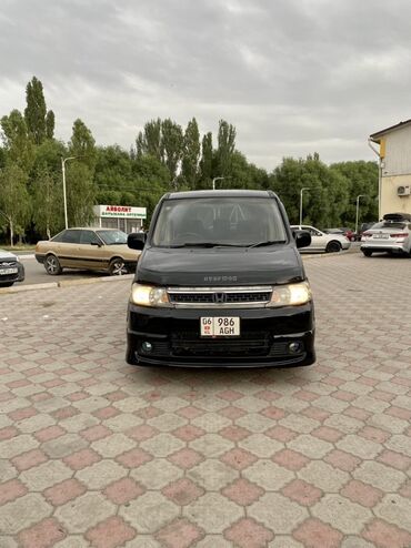хонда степ 1: Минивэн Honda Stepwgn черного цвета. Автомобиль имеет просторный салон