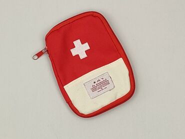 Używana apteczka w idealnym stanie. Czerwona saszetka z białym krzyżem
