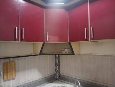 Mətbəx mebeli: Qırmızı rəngli, yuxarı hissədə yerləşən divar şkafları. Gümüşü rəngdə