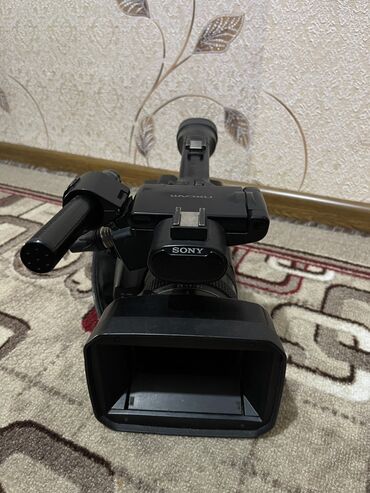 профессиональная видеокамера sony hxr mc1500p: Профессиональный видеокамера сатылат. Баасы 35 миң сом. Модель NXCAM