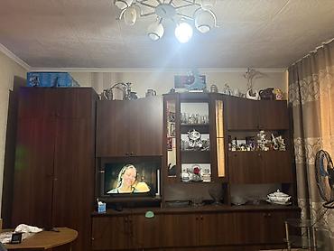 Стенка-гостиная из темного ламинированного ДСП в классическом стиле