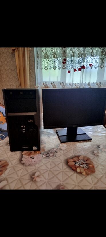 Monitorlar: Bu dəstə qara rəngli Fujitsu stolüstü kompüter və uyğun monitor
