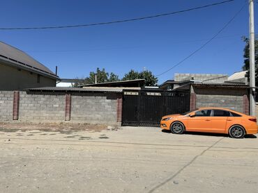 продать дом: Представляем дом, огороженный блочным забором с металлическими