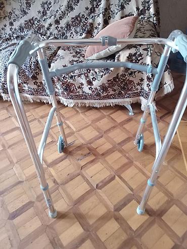 cəlik nədir: Təkərləri olan yüngül gəzinti çərçivəsi (rolator tipli yeriyən). - — 3