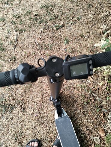 Trotineti, skejtbordovi i hoverbordovi: Električni trotinet sa crnim upravljačem i integrisanim LCD ekranom — 3