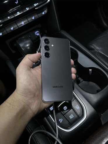телефон быу: Samsung Galaxy S24, Б/у, 256 ГБ, цвет - Черный, 1 SIM, eSIM