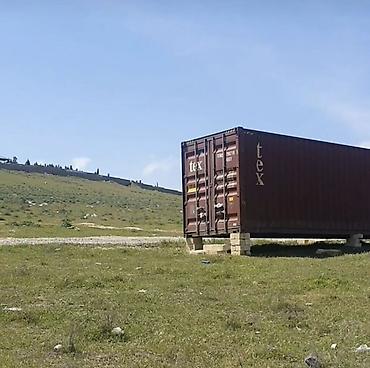 konteynerdən mağaza: Mühandis İnstitutundan Novxanı yeni salınmış yolun kanarında — 2