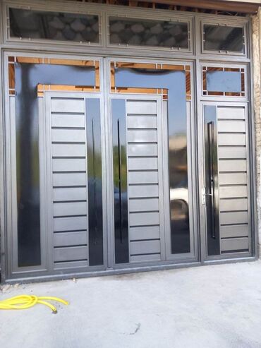 Другие строительные материалы: Металлические ворота с коваными элементами и навесом из поликарбоната — 18