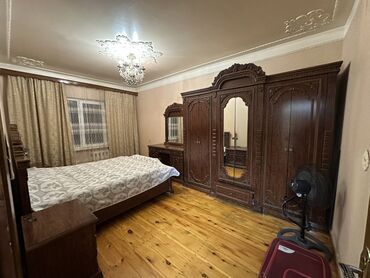 Uzunmüddətli kirayə mənzillər: 3 otaqlı mənzil – tam mebellə - Geniş, işıqlı qonaq otağı: tavandan — 4