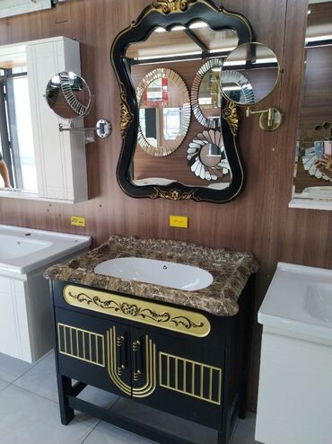Çanaqlar, tülpanlar: Mürəkkəb qara və qızılı dizayna malik bu hamam mebeli lavabo və güzgü