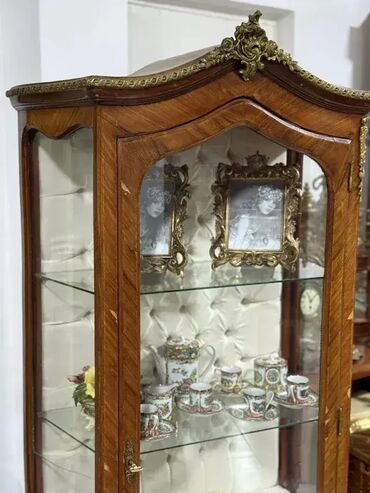 ugaone vitrine forma ideale: Stilska vitrina Luj XV (oslikana) 🪑✨ Vitrina u sasvim korektnom