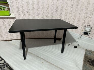 с железными ножками стол: Офисный Стол, цвет - Черный, Б/у