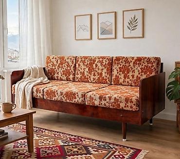 Прямые диваны: 🛋Ретро диван-кровать с деревянными боковинами и цветочной обивкой — 1