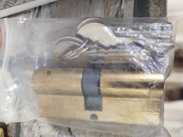 qapi qollari: Silindr tipli qapı kilidi (eurosilindr) və açar dəsti - Material