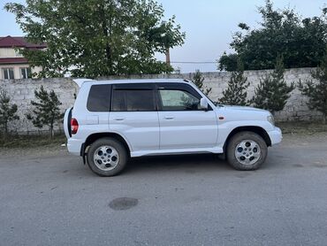 авто фольксваген: Mitsubishi Pajero iO modeli, ağ rəngdə, dörd qapılı SUV. Avtomobilin