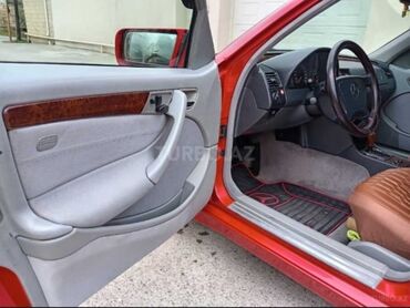 Mercedes-Benz: Mercedes-Benz C‑Class (W202) sedan, qırmızı rəng. - Kuzov: 4 qapılı — 7