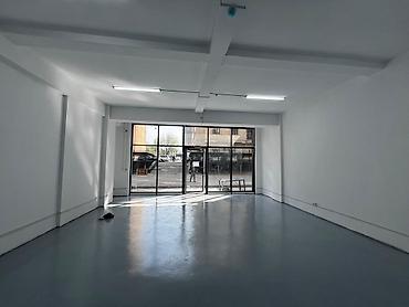 Аренда помещений свободного назначения: Сдается в аренду коммерческое помещение на первом этаже нового жилого — 8