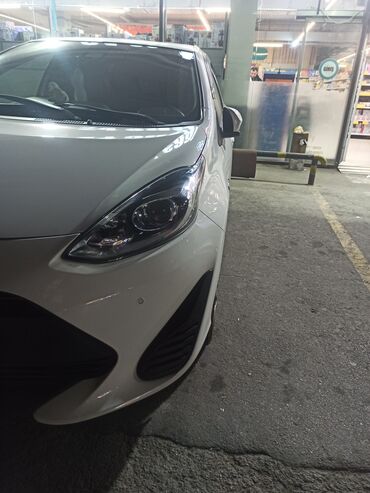 Toyota: Toyota Aqua Hybrid – ağ rəngli, 5 qapılı şəhər hetçbeki — 7