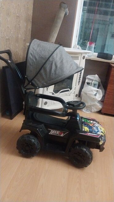 uşaq ucun atv: Qara rəngli uşaq elektrikli avtomobili, dörd təkərli ATV modelidir