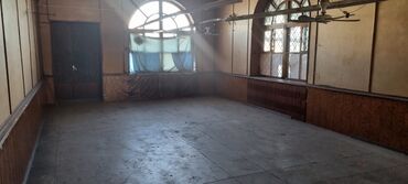 посуточная аренда комнат: Здаю в аренду помещения .240 квад.
нижняя ала арча . ул киргизская