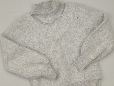 Sweter damski w jasnym, melanżowym odcieniu szarości. Charakteryzuje