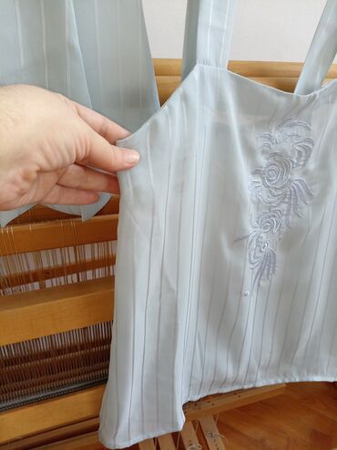 Bluze: Nova, vežena bluza sa širim bretelama vel. 40, L,, svetlo plava, ima — 8