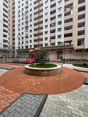 soyuq asfalt: Mənzillərin yerləşdiyi müasir yaşayış kompleksinin abadlaşdırılmış — 1