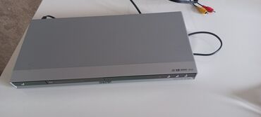 Gümüşü rəngli, düz dizaynlı bu DVD pleyer ev əyləncə sistemlərinə