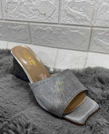 Sandale: AKCIJA
1700din.
roba sa Kosova — 11