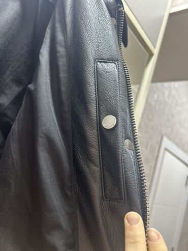 Kurtkalar: Bershka qara dəri gödəkçə - Model: bomber/aviator üslubunda, klassik — 7