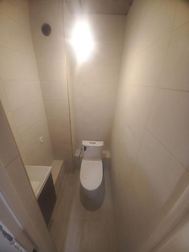 Ванны: Современная ванная комната с просторной ванной, встроенной в нишу с — 9