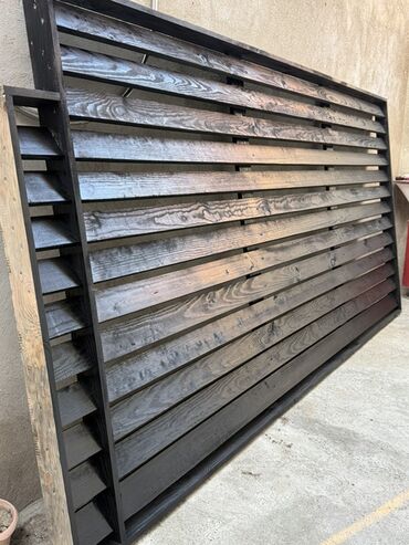 Mebel: Qara rəngdə taxta jalüz panel. Bu panel, məkanınıza müasir və şıq bir