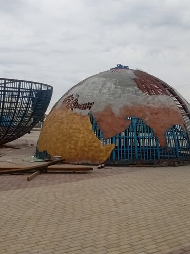 эйфелевая башня: Металлическая полусфера с частично нанесенным покрытием, изображающим