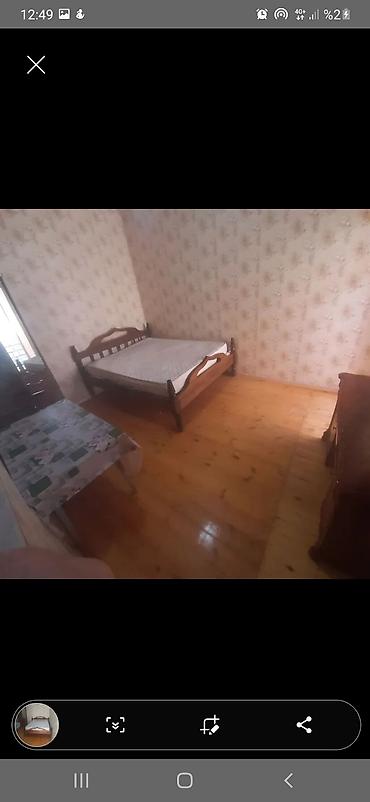 1 однокомнатная квартира: Kirayə: 1 otaqlı, mebellı kiçik mənzil Xüsusiyyətlər: - Yataq otağı — 1