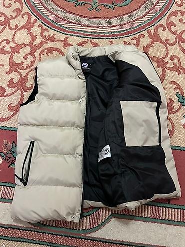 canada: Утепленный жилет от Canada Goose в бежевом цвете. Модель имеет — 3