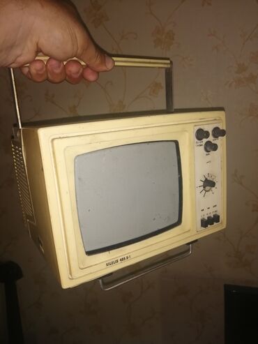 Televizorlar: Sovet televizoru dekor kolleksiya kimi satiram. İşləkdi ya islekdeyir