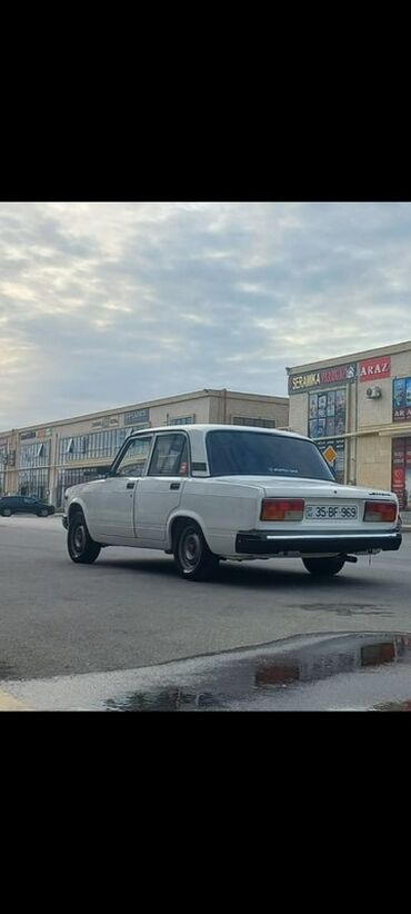 Bu Lada 2107 modeli, klassik dizaynı ilə seçilən ağ rəngli sedandır